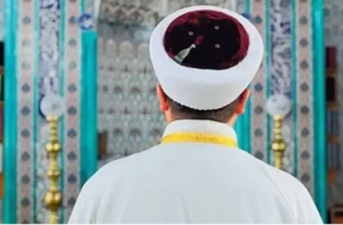 İmamları taşıyan araç kaza yaptı, biri vefat etti. 4'ü yaralı