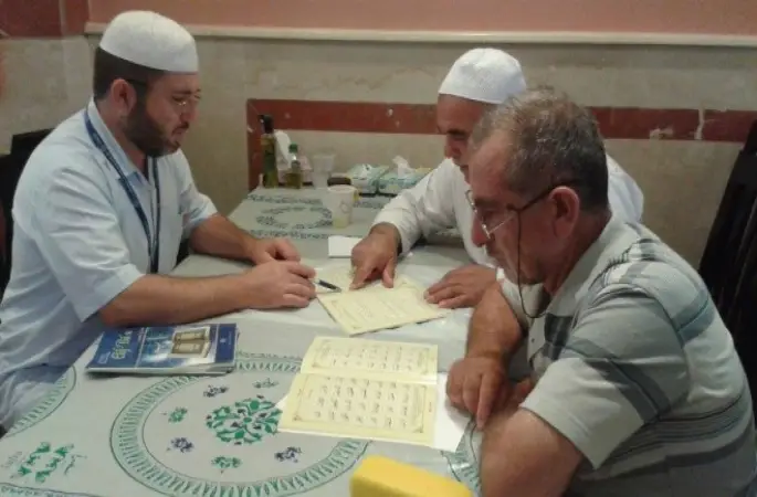 Hacılar Mekke'de Kuran Öğreniyorlar