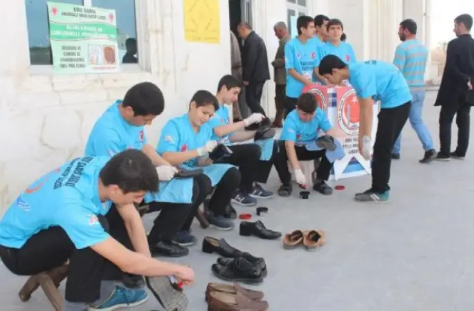 Öğrenciler Camide iylik olsun diye ayakkabı boyadılar