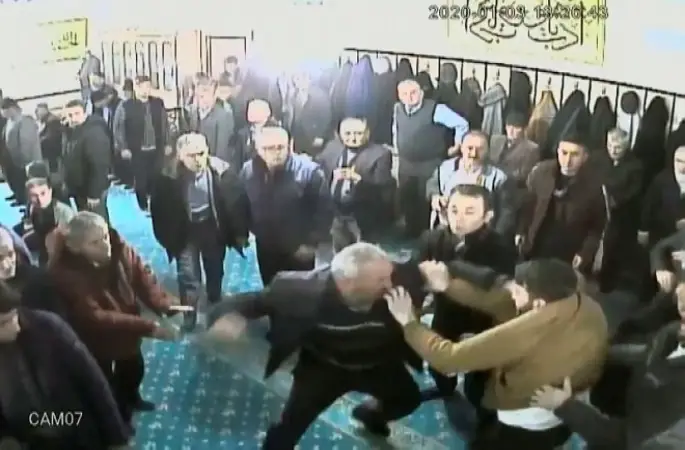 Husumetliler camide kavga etti