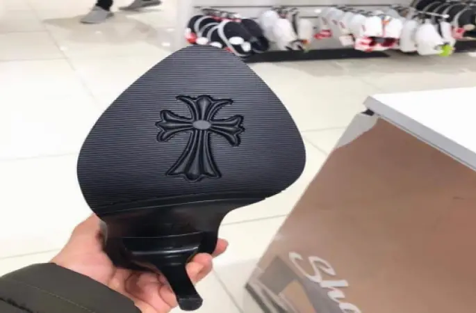 Ünlü ayakkabı mağazası ''dini değerlere hakaretten'' kapatıldı!