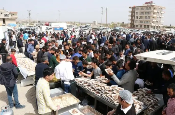 Afrin şehitleri için Cuma namazı sonrası binlerce kişiye tirit ikram edildi