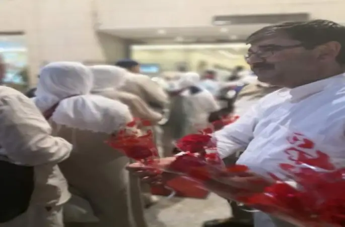 İlk Hac Kafilesi Medine'de Güller ve Telbiyelerle  Karşılandı.