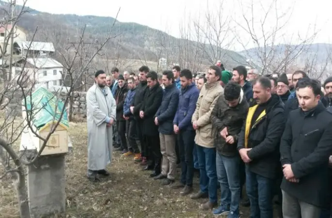 İmam Mahmut Kayır dualarla toprağa verildi.