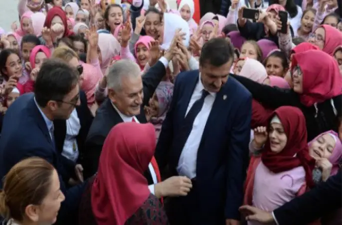 Başbakan'dan İmam Hatipli Öğrencilere Ziyaret