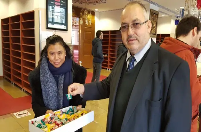 Tita cami de lokum dağıtıyor