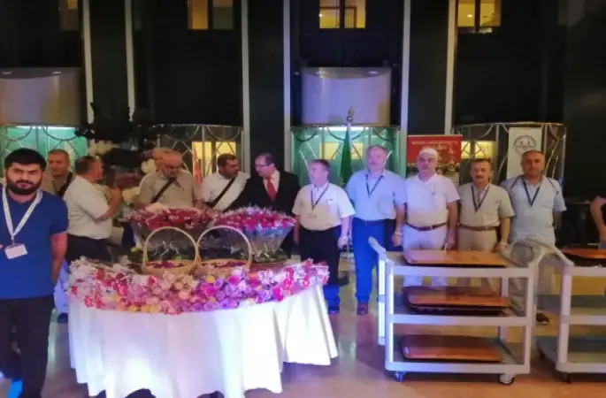 Mekke’de Türk Hacılar Adaylari Güller ve İlahilerle Karşılandı