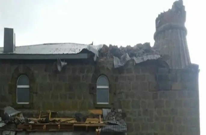 Rüzgar cami minaresini yıktı