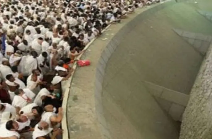 Hacılar bugün de şeytan taşladı