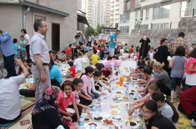 Anayurt İzzet Bayraktar Camide Gururlandıran İftar