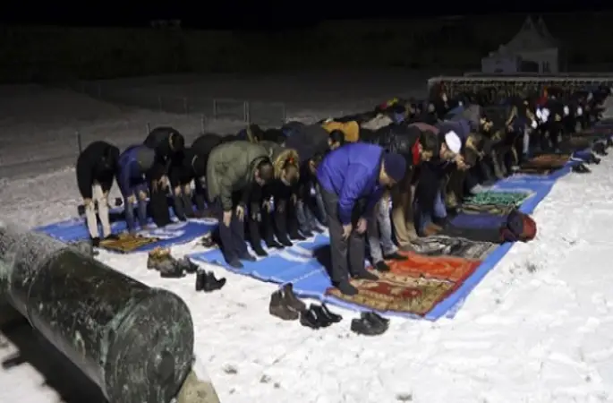 Erzurum'un tarihi ilk mescidi'nde sabah namazı