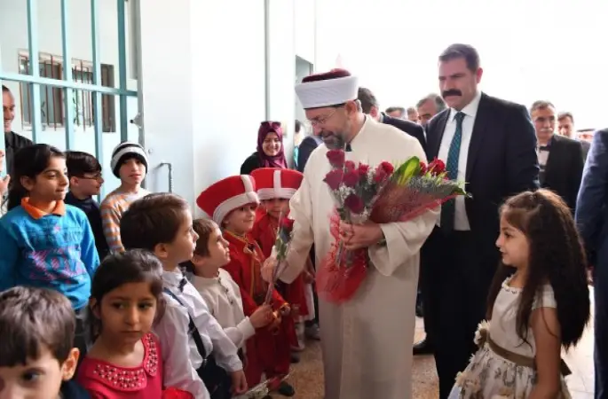 Erbaş, Riyad Uluslararası Türk Okulunu ziyaret etti