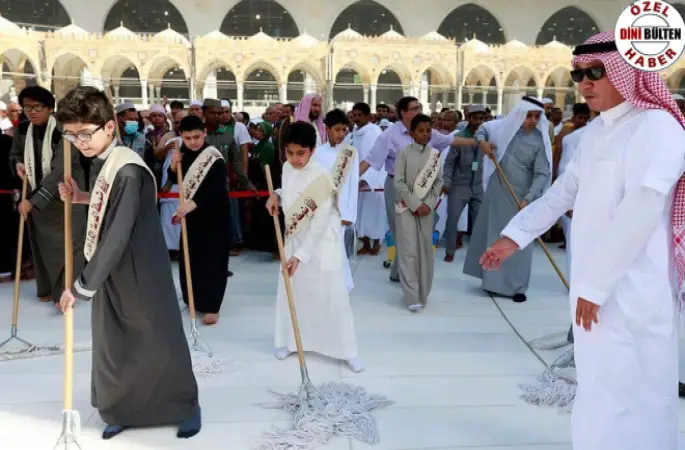 Öğrencilere Kabe'yi Temizleme Projesine Katıldılar