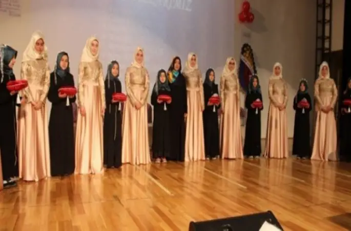 Hafızeler taç takıp icazet aldı