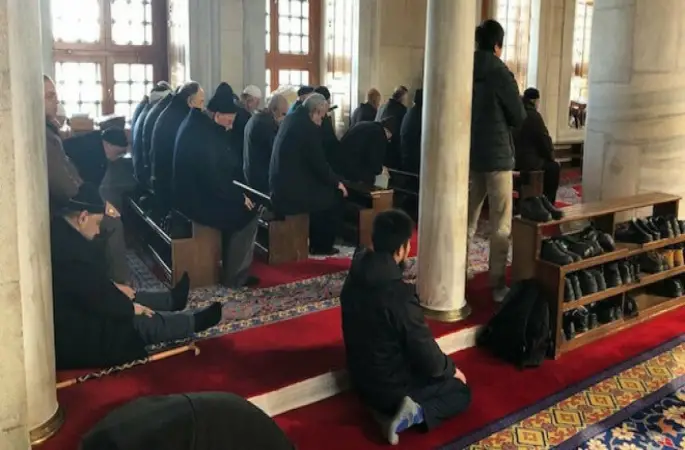 Diyanet'ten camilerde 'oturak' genelgesi: Sabit oturaklar kaldırılacak, ihtiyacı olan katlanabilir taburesi ile namazını safta kılacak