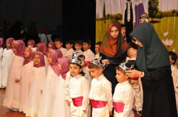 Kur'an-ı Kerim eğitimi gören minikler taçlandırıldı