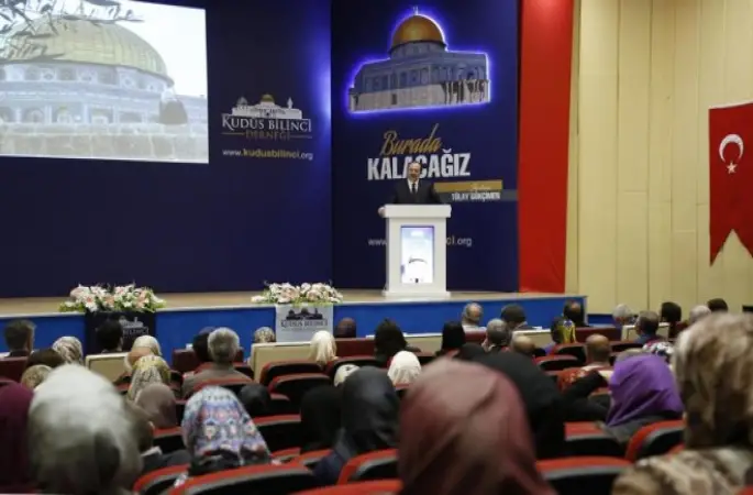 Görmez,Burada Kalacağız'ın galasına  katıldı.