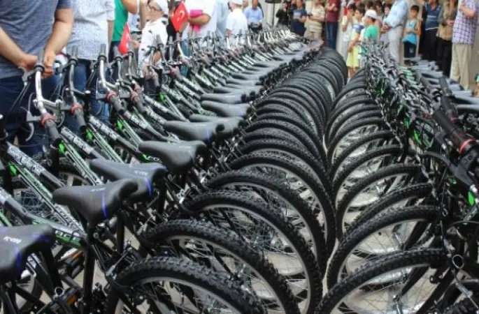 Sabah namazına gelen çocuklara hediye bisiklet!