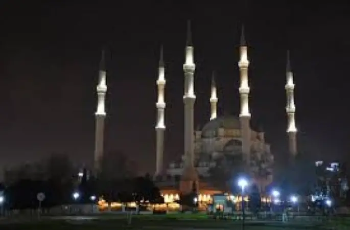 Minarelerden Dualar Yükseliyor.