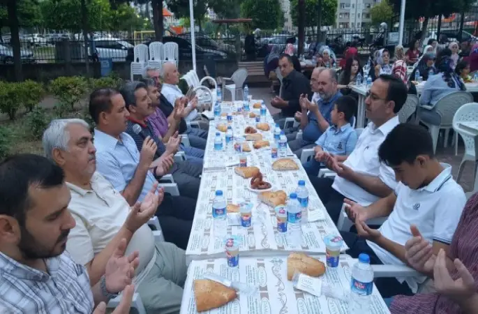 Numanoğlu Camiinde Son İftar Yemeği