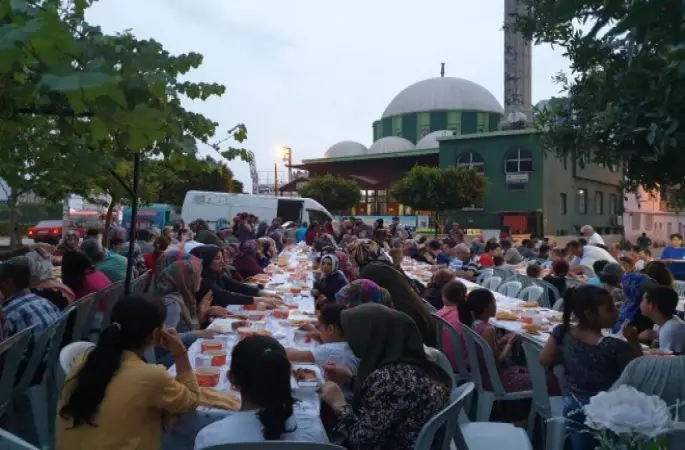 Çınar ağaçları altında sokak İftarı