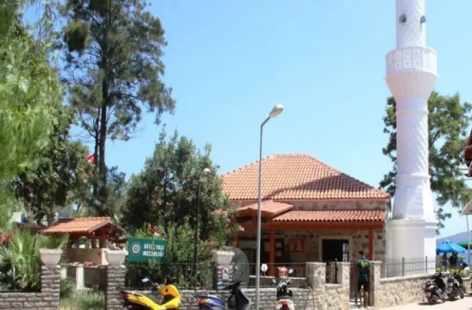 Camide sigara içen genç imamı bıçakladı