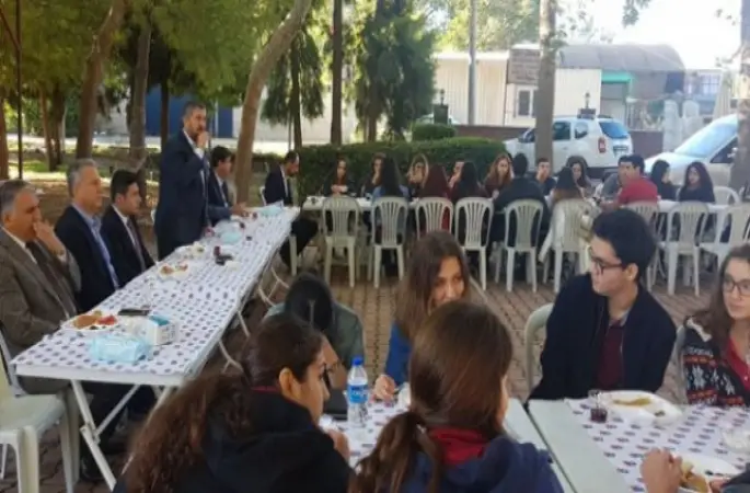 Öğrencilere Cami Bahçesinde Kahvaltı