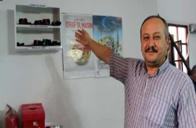 Camiye gelen cemaate yeni çorap hediye ediyor