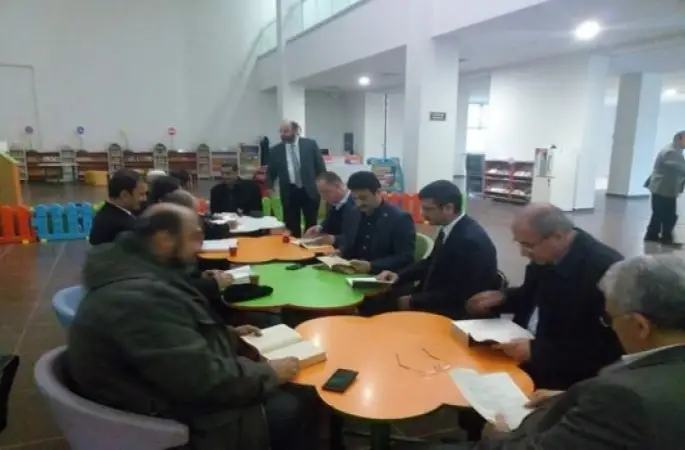 Din görevlileri kitap okuyor