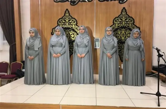 Altıntaş'ta ilk bayan hafızları taçlarını taktı