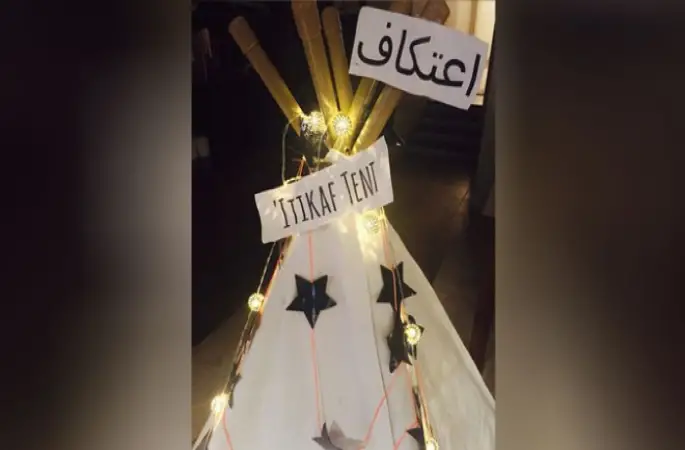 Çocukları için itikâf çadırı kurdu