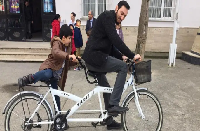 Görme engelli öğrencilerinin bisiklete binme hayalini gerçekleştirdiler
