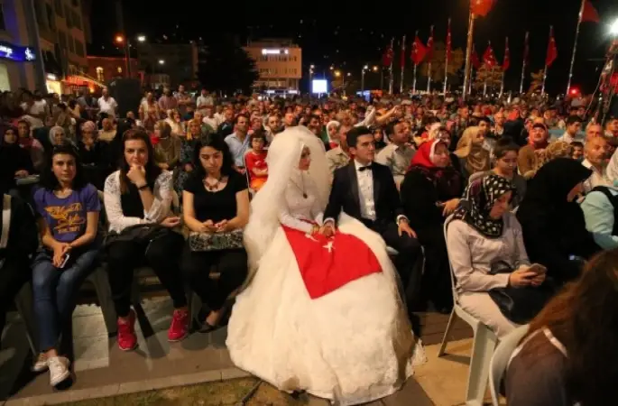 Demokrasi Nöbete bir gelin ve damat eşlik etti