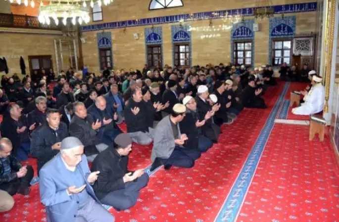 Sabah Namazında Şehitler İçin Anma Programı Düzenlendi