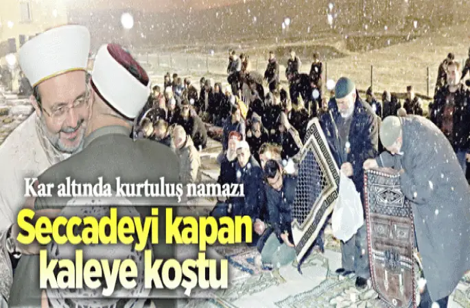 Erzurumlular,yağan karın altında namaz kılıp, dua etti.