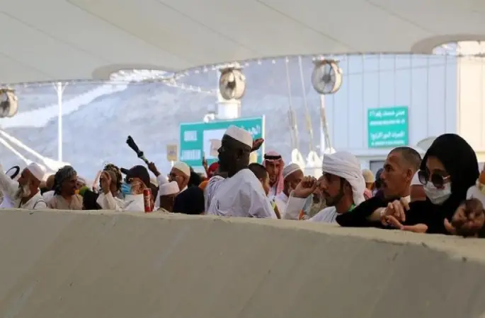 Hacılar şeytan taşlamaya devam ediyor