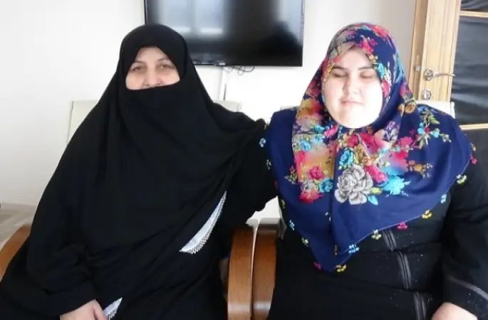 Görme engelle kız ve annesinin umre hayali gerçek oldu