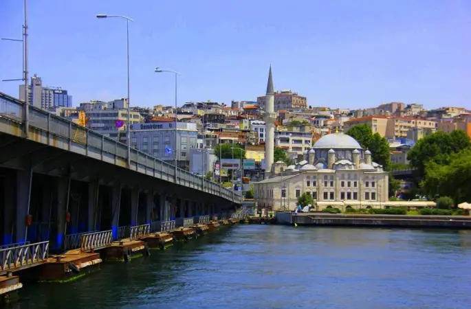 BEYOĞLU’NDAKİ TARİHİ CAMİDE İNTİHAR ŞOKU!
