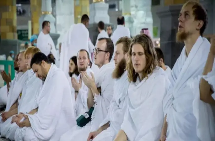 Müslüman olan 100 Avrupalı Umre'ye gitti