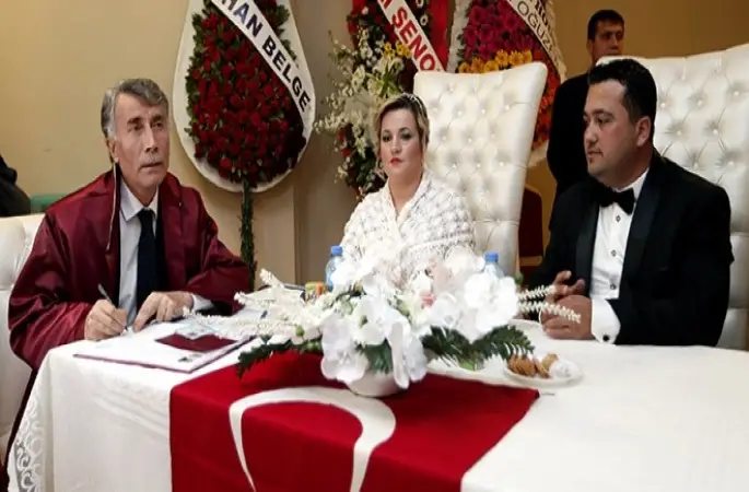 Güzelbahçe Müftüsü Alaattin Tosun'un kıydığı ilk resmi nikah