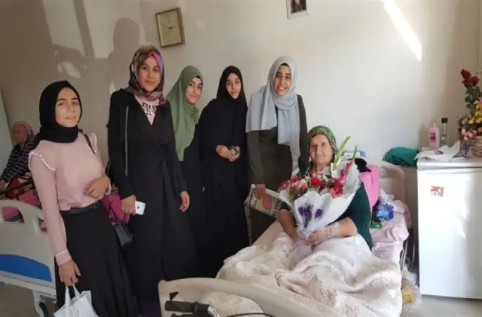 Kur’an Kursu Öğrencilerinin Huzurevine Ziyareti