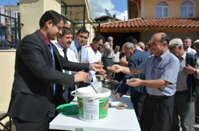 İmamlar Aşure Dağıttı