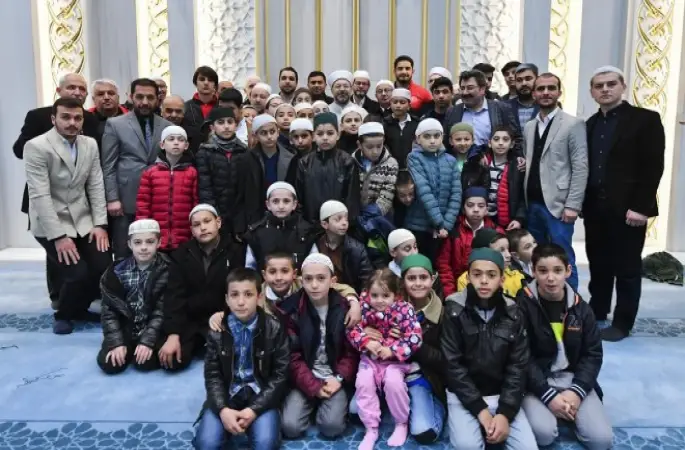 Diyanet İşleri Başkanı Erbaş, gençlerle Mehmetçiğe zafer duası yaptı