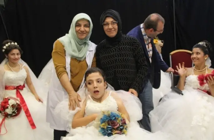 Büşra'nın gelin olma hayali, damatsız düğünle gerçekleşti