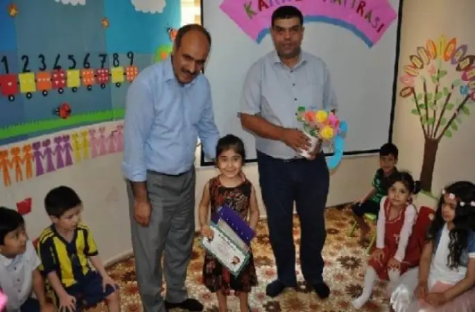 Kuran kursu öğrencilerinin karne heyecanı