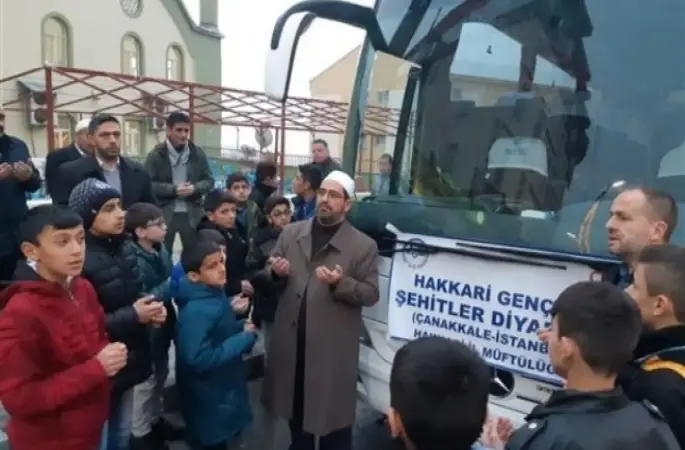 Hakkarili öğrenciler dualarla geziye gönderildi