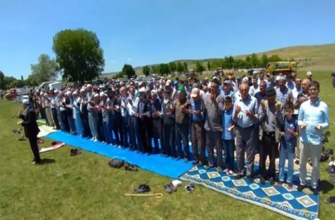 Köylüler yağmur duasına çıktı