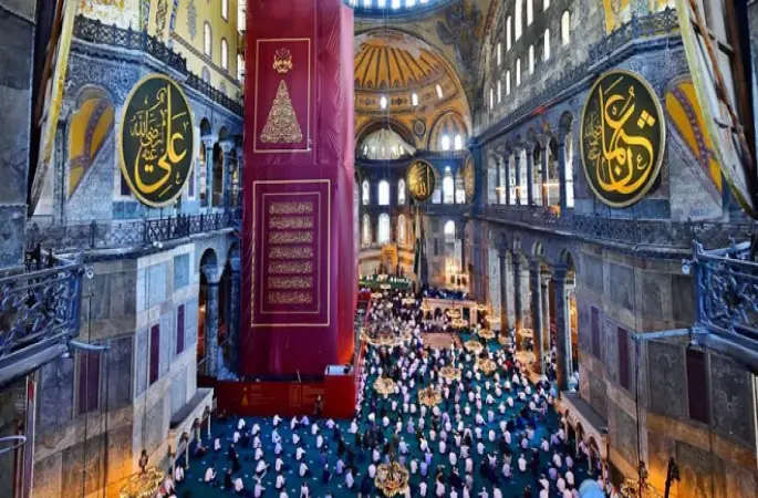 Ayasofya Camisi 24 saat açık ve ilk sabah namazı