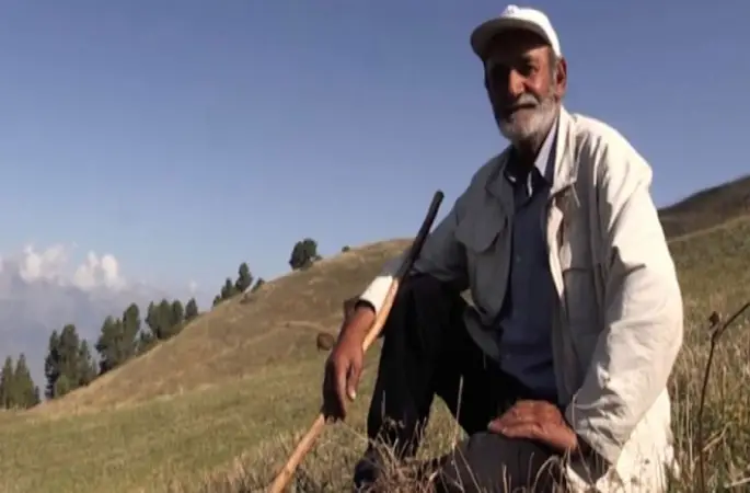 Parası Helaldir diyerek çobanlık yapıyor.Hac parası biriktiriyor