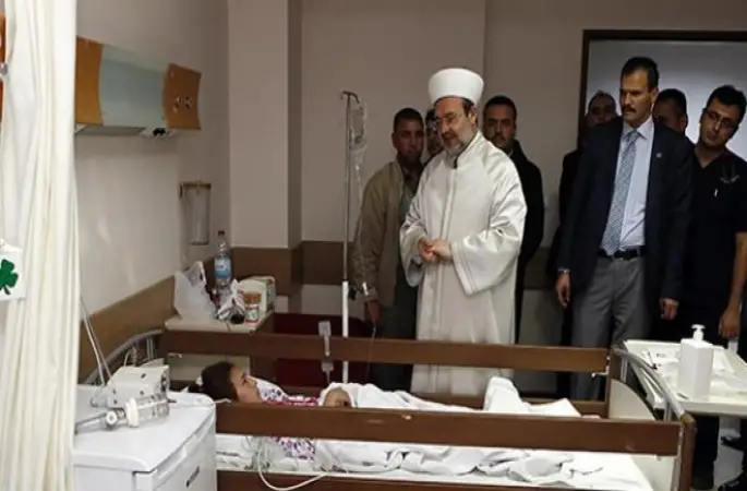 Görmez, Adana’da yurtta çıkan yangında yaralanan öğrencileri ziyaret etti